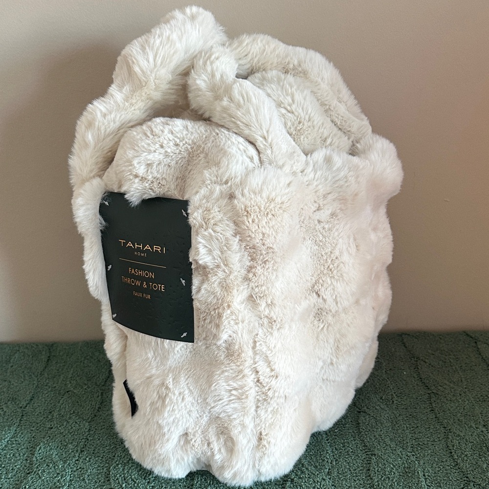 Tahari Home Plush Faux Fur Throw & Tote Ivory Beige So So Soft! Gorgeous! NEW!